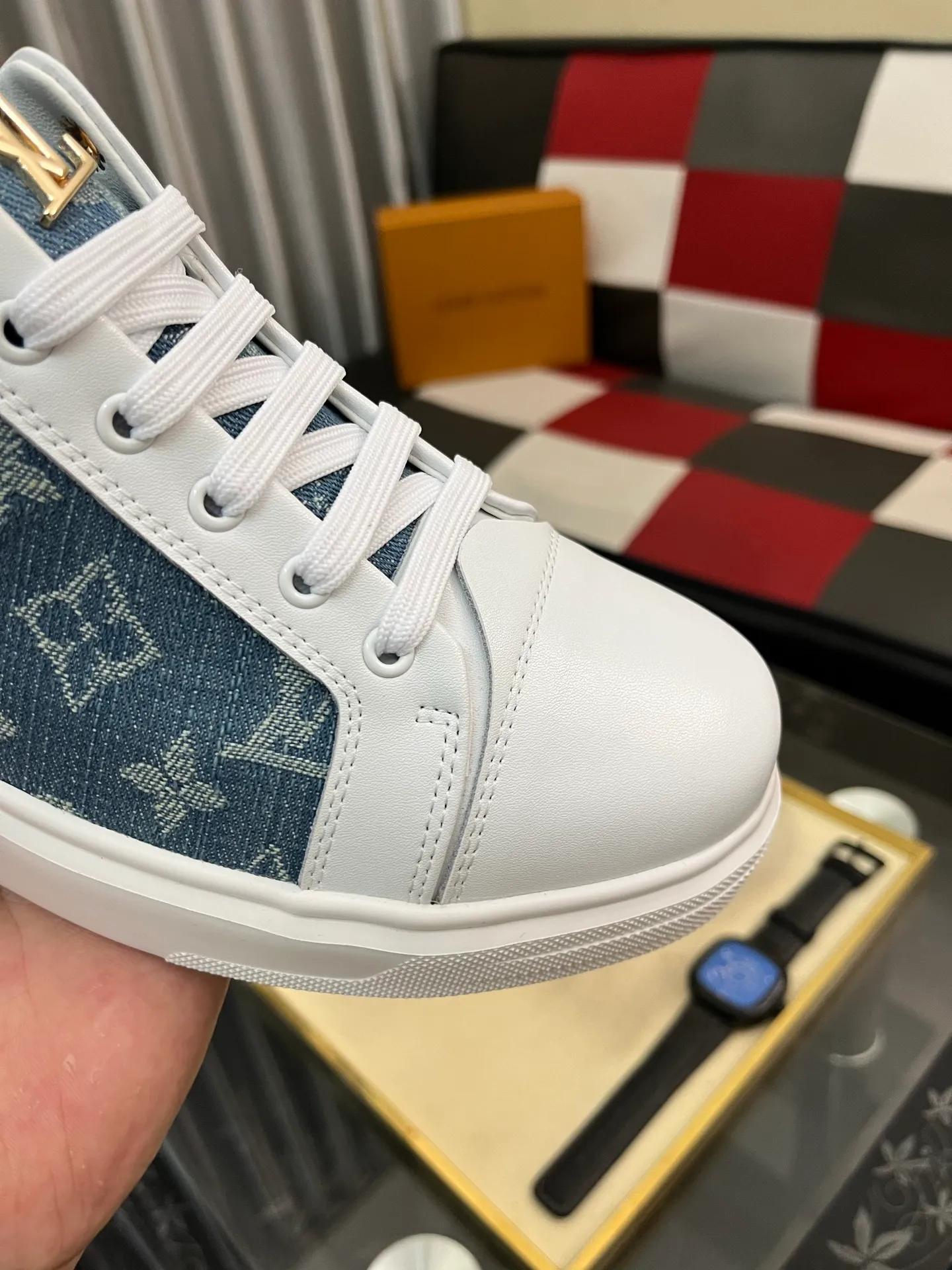 Men's shoes 💰400⌚️⌚️《Louis vuitton/LV Louis Vuitton》original quality.~ Unique modern style sneakers. 🏃A must-have casual shoe for trendy men😍😍 Original brand imported from Italy, imported original leather, cowhide lining (refuses to discolor and grind feet) sole: original sole provided by the original factory, French lazy style design ⚠️Fit to the feet, original quality, super comfortable original sole. Code number: 38-443️⃣Colors available